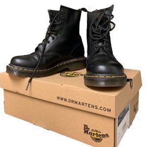 Dr Martens 1460 W Airwair Boots